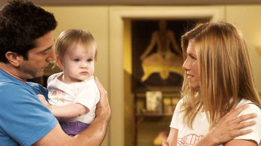 Ross (David Schwimmer) e Rachel (Jennifer Aniston) com a filha Emma em "Friends" - Reprodução