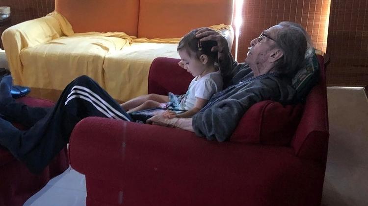 João Gilberto, 88 anos, e a neta, Sofia Gilberto, de 3 anos - Reprodução/Facebook - Reprodução/Facebook
