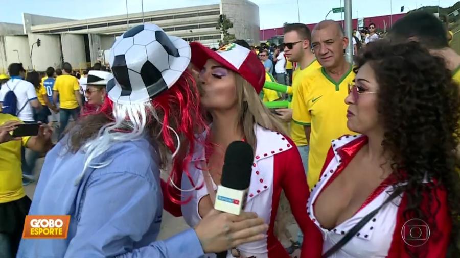 Lucas Strabko, o Cartolouco, beija peruanas em reportagem para o Globo Esporte - Reprodução/TV Globo