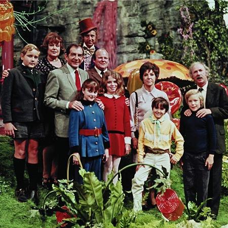 Denise Nickerson (de azul) em A Fantástica Fábrica de Chocolates - Divulgação - Divulgação