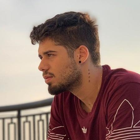 O cantor, filho do sertanejo Leonardo, descobriu a doença crônica após meses fazendo exames - Reprodução/Instagram