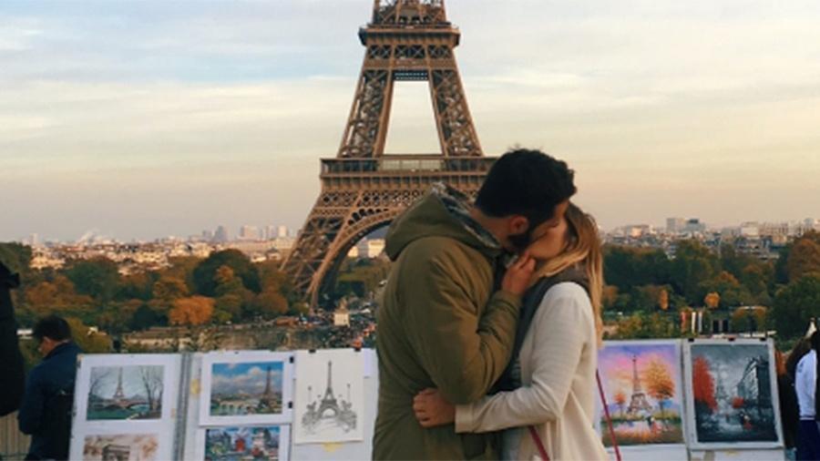 Foto de Kristiana Kuqi feita em frente à Torre Eiffel, em Paris, na França - Reprodução/Twitter