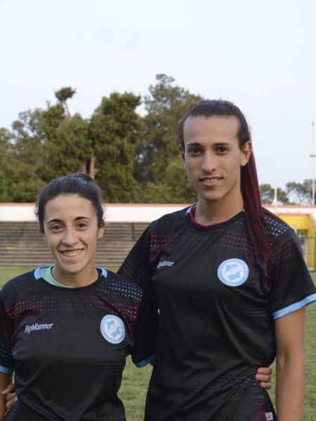 Mara Gómez (direita) foi apresentada como jogadora do Villa San Carlos, da Argentina - Divulgação/Villa San Carlos