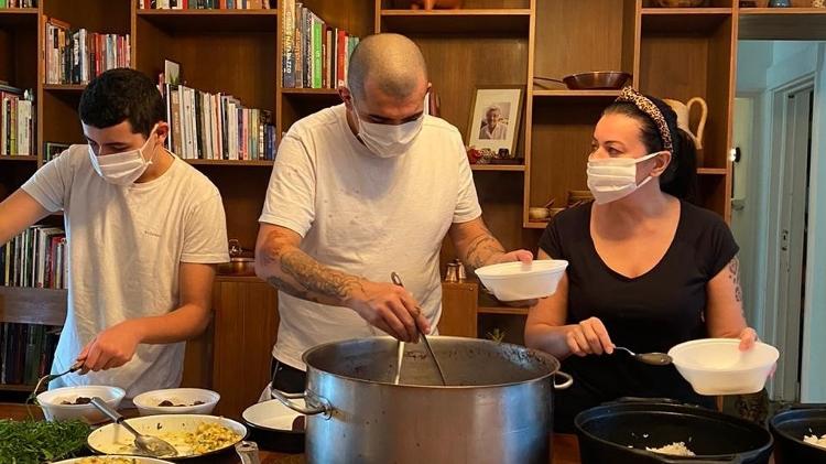 Durante a quarentena, Janaína descobriu que os filhos também gostam de cozinhar. O prato preferido: galinhada - Arquivo pessoal