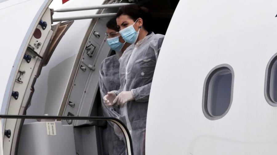 Comissárias de companhia aérea grega aguardam passageiros na aeronave em plena pandemia de coronavírus - Getty Images