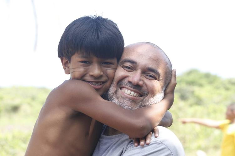 Josimas Ramos e o menino Victor na Aldeia Tabaçu Reko Ypy, em Peruíbe (SP) - Vivência na Aldeia - Vivência na Aldeia