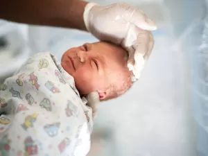 Bebê chorando, no colo, falando: significado dos sonhos com recém-nascidos