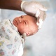Bebê chorando, no colo, falando: significado dos sonhos com recém-nascidos - iStock