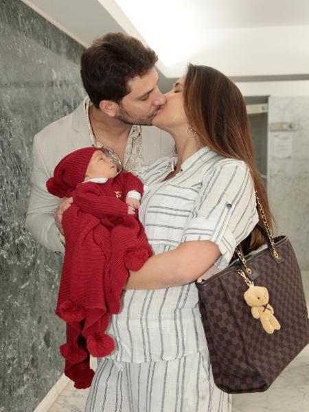 Kamilla Salgado e Eliéser Ambrosio deram as boas-vindas ao primeiro filho - Marcos Ribas/Brazil News