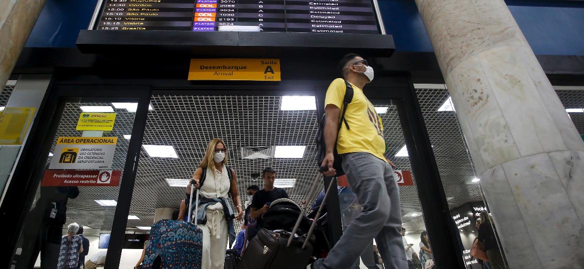 Passageiros desembarcam no aeroportando Santos Dumont, no Rio - Bruna Prado/Getty Images