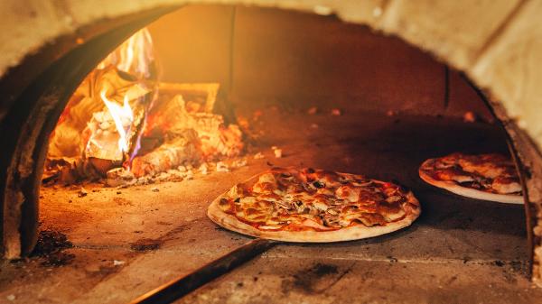 Pizza no forno a lenha - Getty Images/iStockphoto - Getty Images/iStockphoto