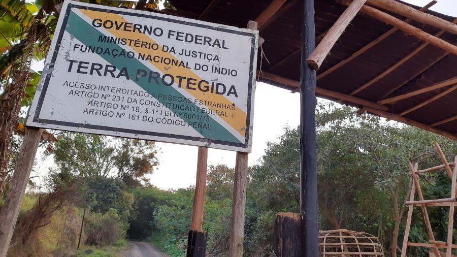 Terra Indígena Jaraguá: Na entrada da aldeia Tekoa Itakupe, placa avisa: a área é protegida pelo governo federal - Henrique Sales Barros/UOL