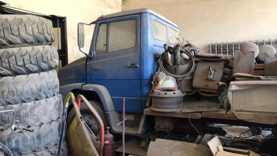 Caminhão Mercedes-Benz adquirido zero-quilômetro em 1990 ficou guardado por mais de 30 anos em depósito de Osasco (SP)