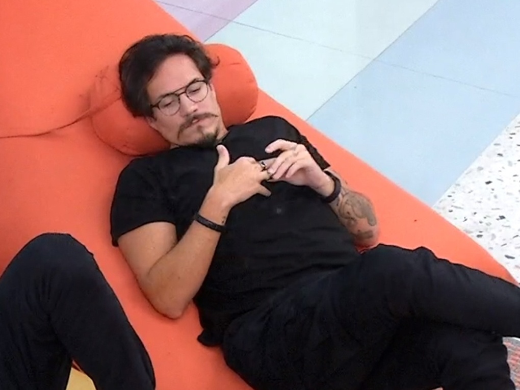 Após dizer que sente saudade de Eslô, Eli é questionado sobre Nat