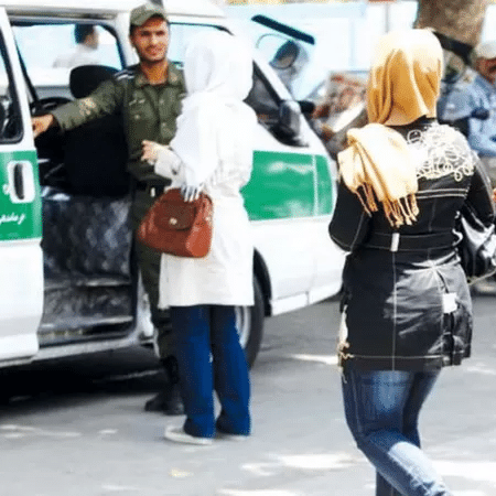 Polícia da moralidade pode prender mulheres por não usarem um "hijab adequado" - ISNA