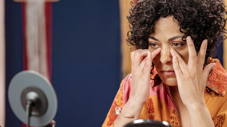 Fabi aplica corretivo abaixo dos olhos, usando a ponta dos dedos - Mariana Pekin - Mariana Pekin