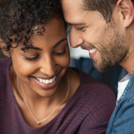 Veja mensagens de amor para mandar para namorada - iStock