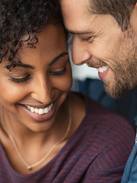 Cantadas ruins pode tirar boas risadas e deixar o clima mais feliz - iStock