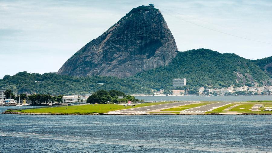 Avião pousa no aeroporto Santos Dumont, no Rio de Janeiro - dani3315/Getty Images/iStockphoto