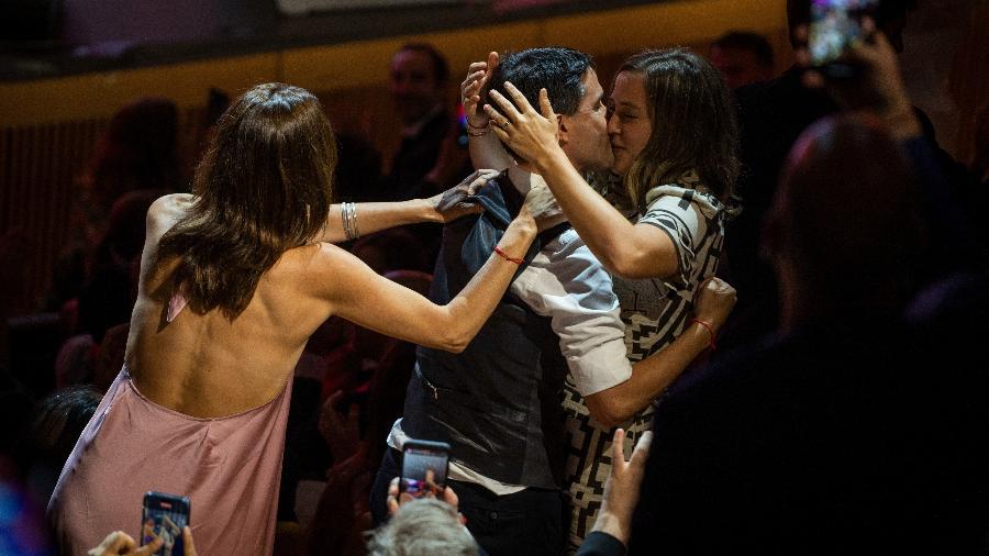 Pía León e Virgilio Martinez se beijam ao conquistarem número 1 no 50 Best 2023 com seu restaurante Central - Jorge Gil/Europa Press via Getty Images