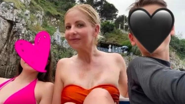 Sarah Michelle Gellar com os filhos, frutos do relacionamento com Freddie Prinze Jr., quem também fez parte do elenco de 'Eu Sei O Que Vocês Fizeram No Verão Passado'