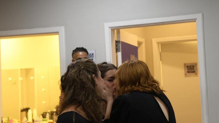 Titi Müller e Lívia Lobato se beijam