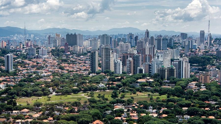Vista da Zona Oeste de São Paulo, com a Praça do Pôr do Sol em primeiro plano e a Serra da Cantareira ao fundo