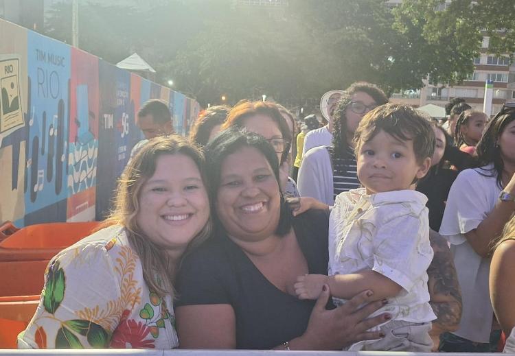 Renata Viana vive emoção de assistir ao show de Djavan com a filha e o neto