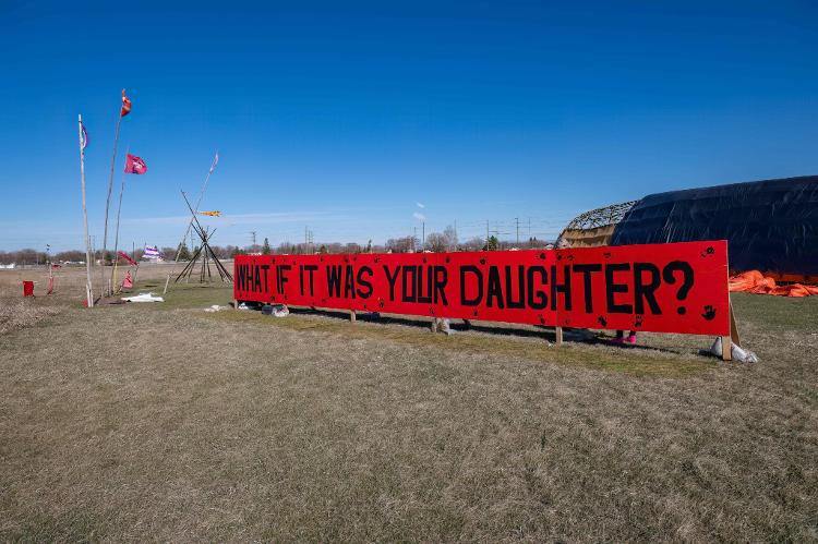 Famílias pedem justiça a mulheres indígenas estupradas, mortas e jogadas no lixo no Canadá