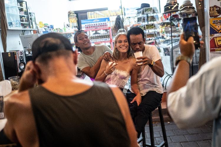 Turistas e locais em Canggu, na ilha de Bali, na Indonésia