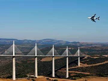 Ponte mais alta do mundo supera a Eiffel e livrou região de 'buraco negro'