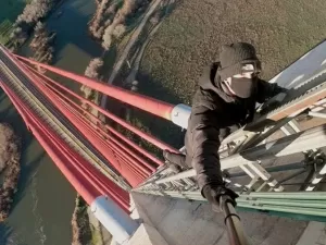 Influenciador britânico morre em escalada após cair de ponte de 200 metros