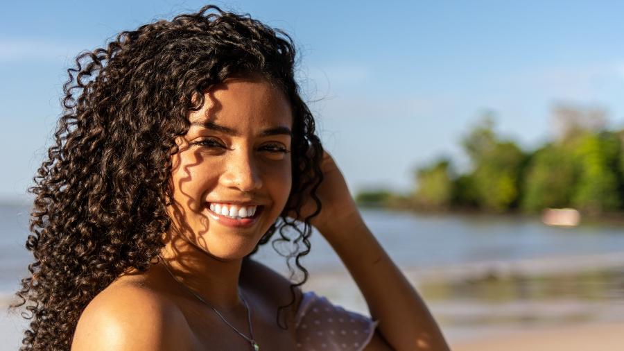 Cabelos crespos e cacheados exigem mais cuidado no verão