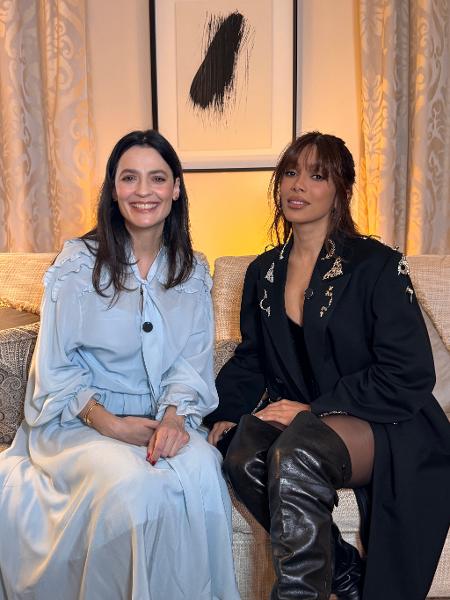 Anitta chega ao Le Défilé com look inspirado no Brasil.