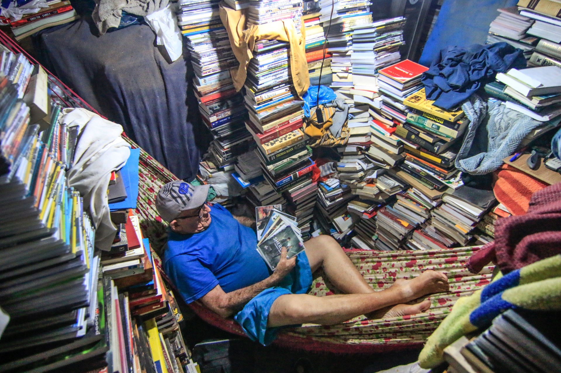 Seu Inácio, 75 anos, é um potiguar que criou o próprio conhecimento ao optar por viver rodeado de livros e filmes - Canindé Soares/UOL