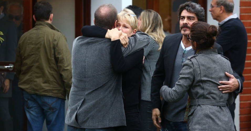 13.set.2015 - Xuxa se emociona no enterro do irmão Cirano Rojabaglia