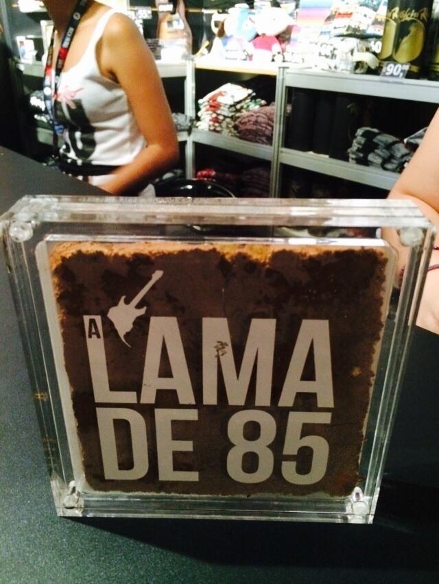 18.set.2015 - Lama recolhida no local da primeira edição do Rock in Rio, em 1985, foi vendida em pequenos blocos prensados em placas acrílicas - Tiago Dias/UOL