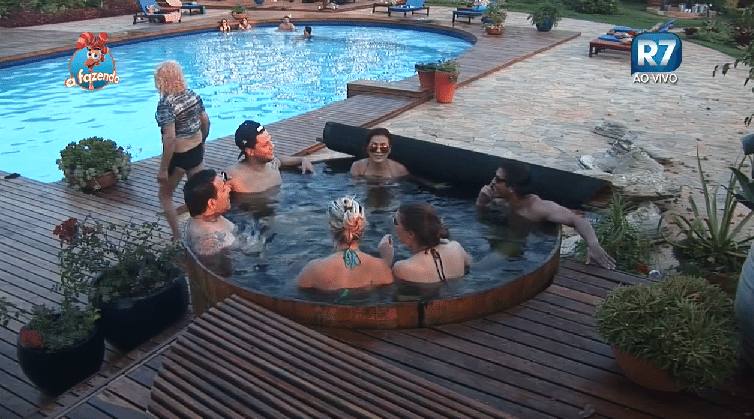 24.set.2015 - Em bate-papo descontraído, peões conversavam sobre "fazer xixi na piscina" - Reprodução/Record