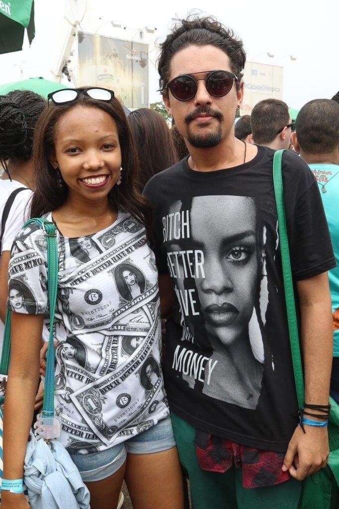 26.set.2015 - Fãs esperam abertura dos portões da Cidade do Rock, onde acontece o sexto dia de shows do festival Rock in Rio 2015. A entrada é liberada as 14h. - Zulmair Rocha/UOL