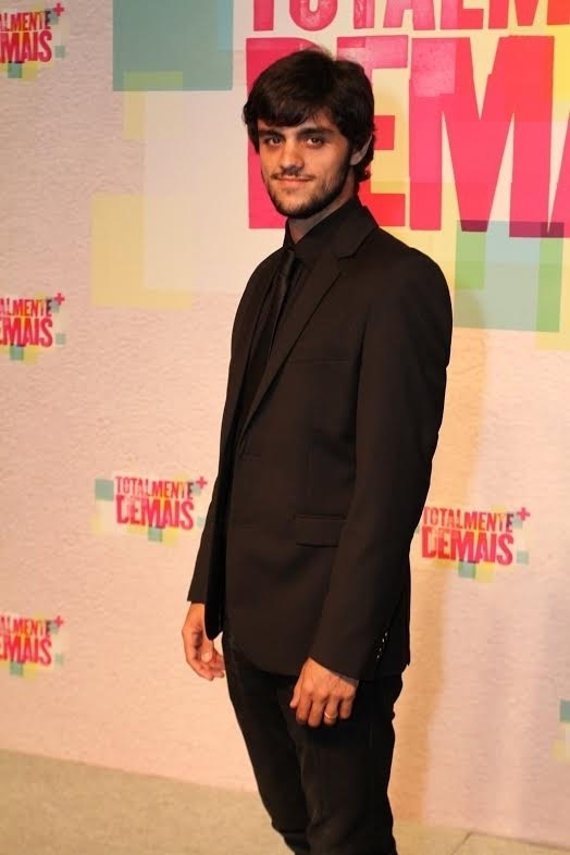 5.nov.2015 - Felipe Dimas posa para fotos ao chegar na festa de lançamento da novela "Totalmente Demais". O ator viverá o carismático Jonatas na próxima trama das 19h da Globo, que estreia na próxima segunda (9) - Anderson Borde/Marcelo Sá Barreto /AgNews