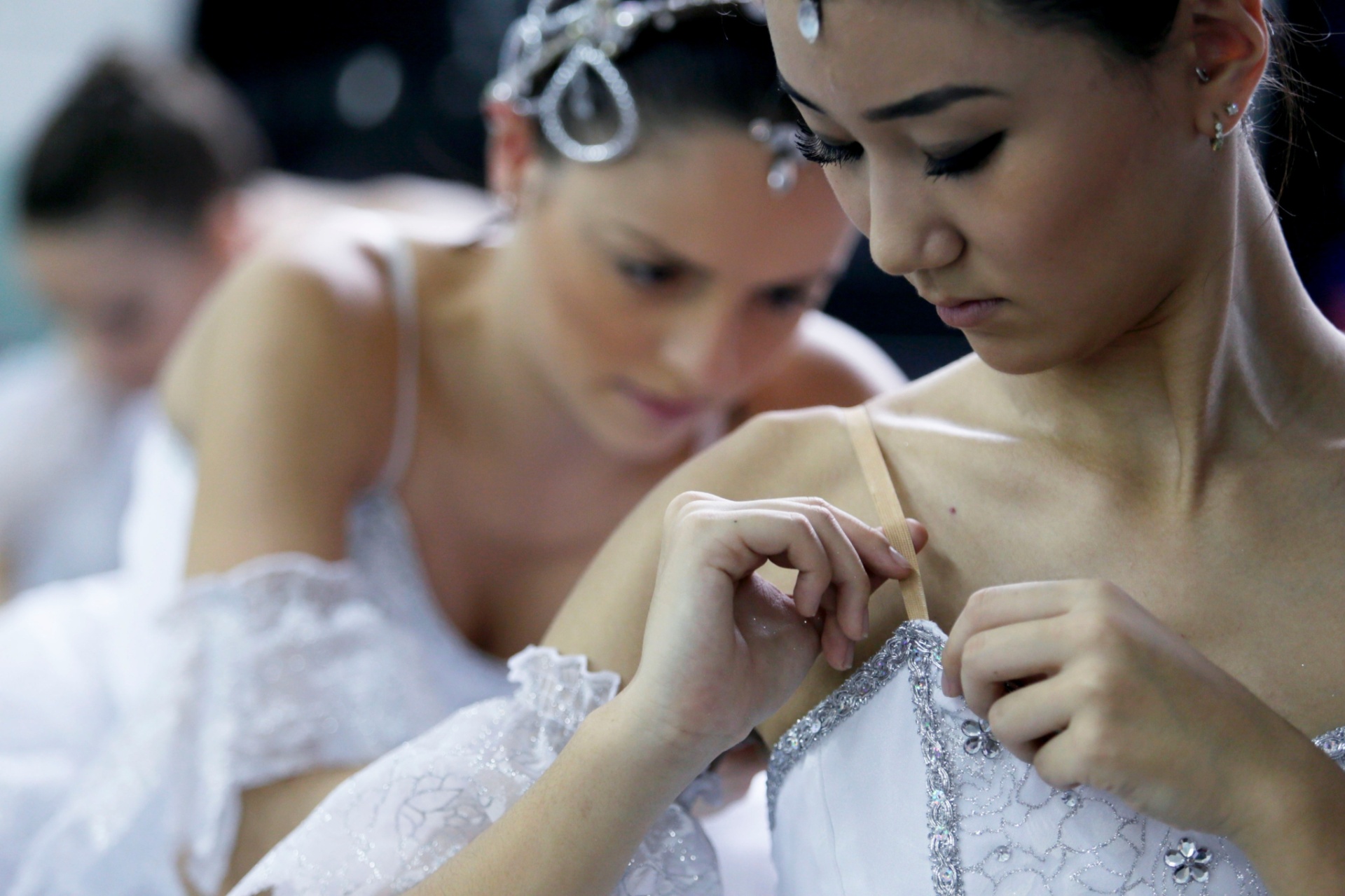 3.dez.2015 - A Companhia de Dança Cisne Negro ensaia para a temporada 2015 de "O Quebra-Nozes", em sua sede, no bairro da Vila Madalena, zona oeste de São Paulo. Esta será a 32ª edição do espetáculo tradicional de Natal. - Flavio Florido/UOL
