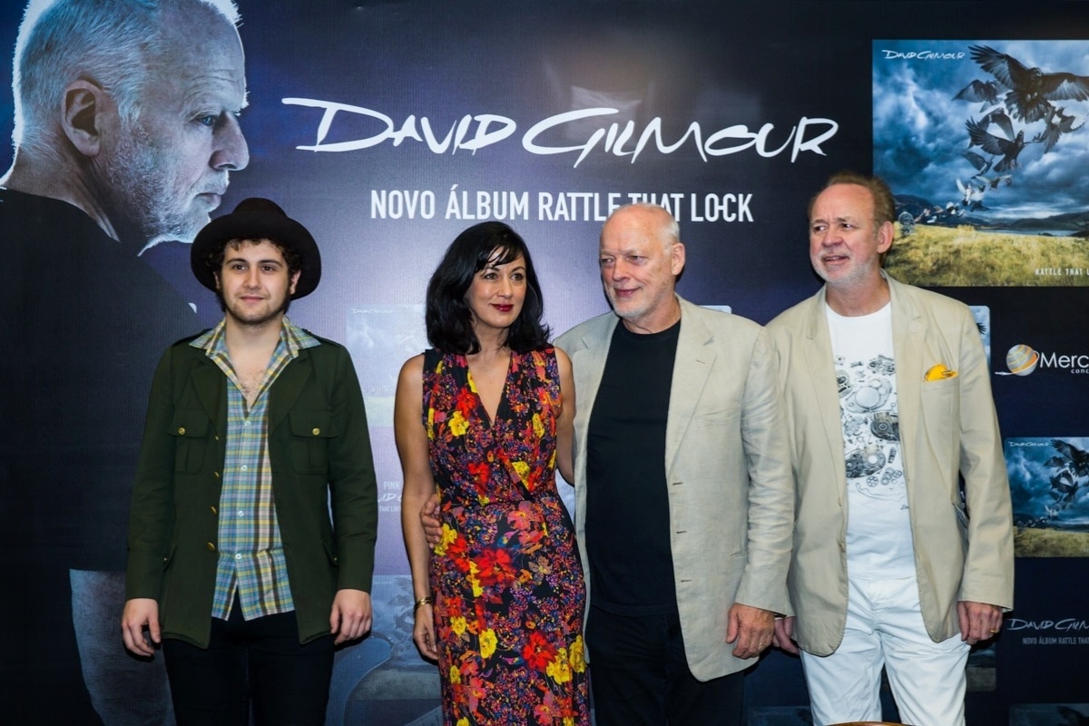 10.dez.2015 - David Gilmour veio acompanhado produtor Phil Manzanera (à direita), da mulher e compositora Polly Samson (centro) e do saxofonista brasileiro João de Macedo Mello (à esquerda), de apenas 20 anos, integrante de sua banda de apoio desde agosto - Manuela Scarpa/Brazil News