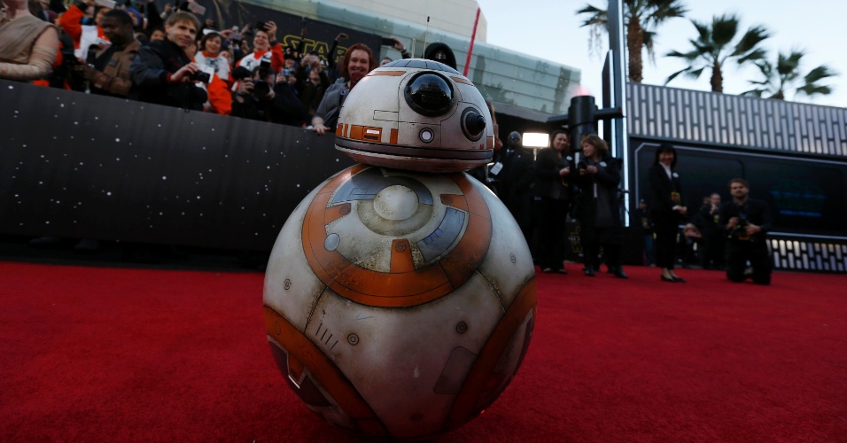 14.dez.2015 - BB-8 'rola' pelo tapete tapete vermelho durante a a première mundial de "Star Wars: O Despertar da Força", em Los Angeles, nos Estados Unidos