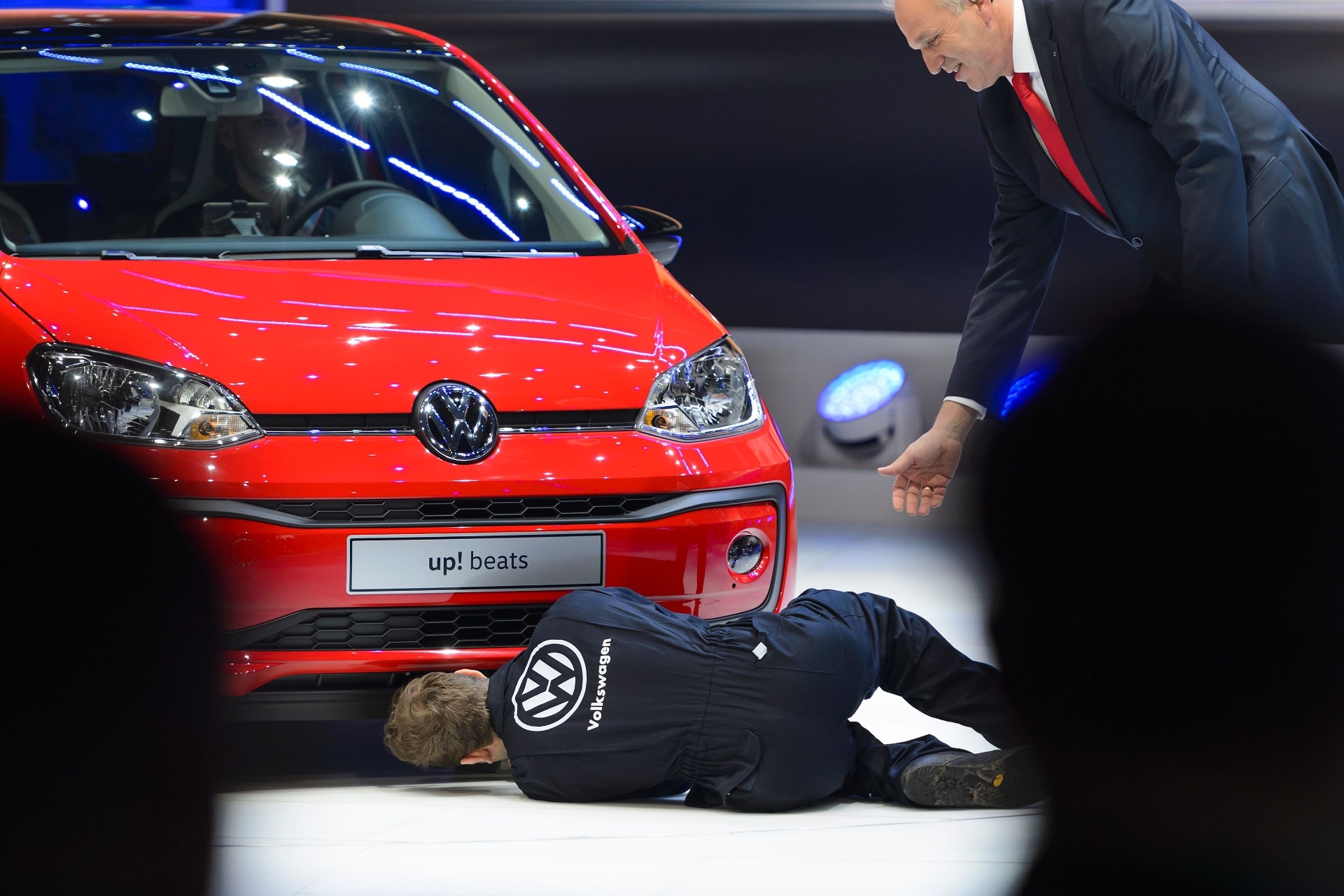 Comediante Simon Brodkin invade coletiva da Volkswagen no Salão de Genebra 2016 - Fabrice Coffrini/AFP