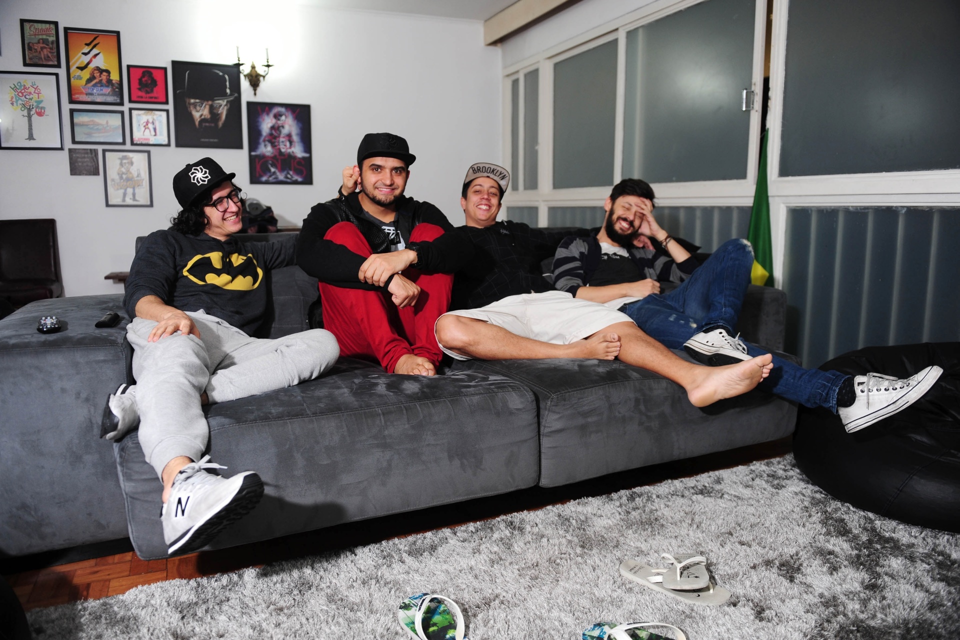 No sofá da sala, os quatro se reúnem para assistirem séries de TV. Por ali também dormem outros humoristas de outras cidades que buscam oportunidades em São Paulo - Junior Lago/UOL