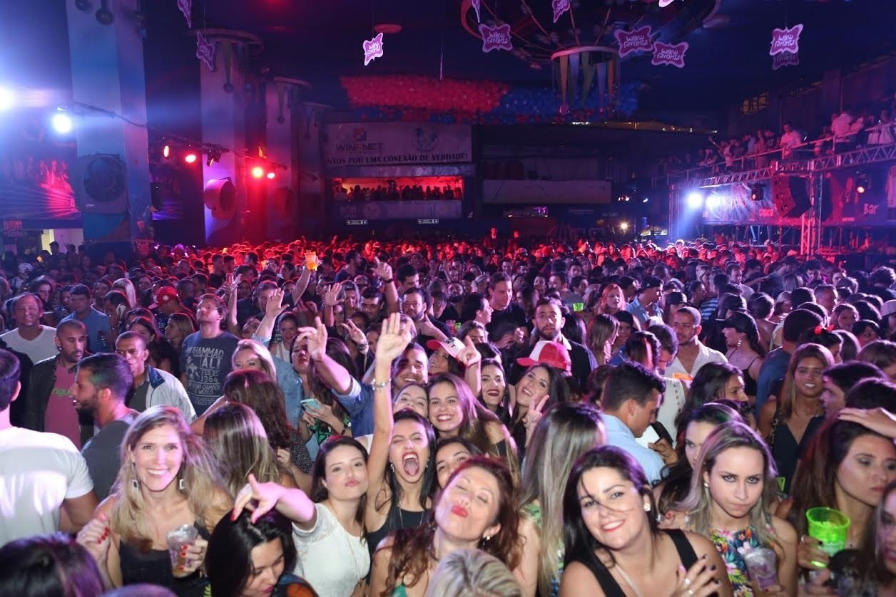 16.jul.2016 - Multidão lota o Baile da Favorita na quadra Acadêmicos da Rocinha, no Rio - Reginaldo Teixeira/CS Eventos Divulgação