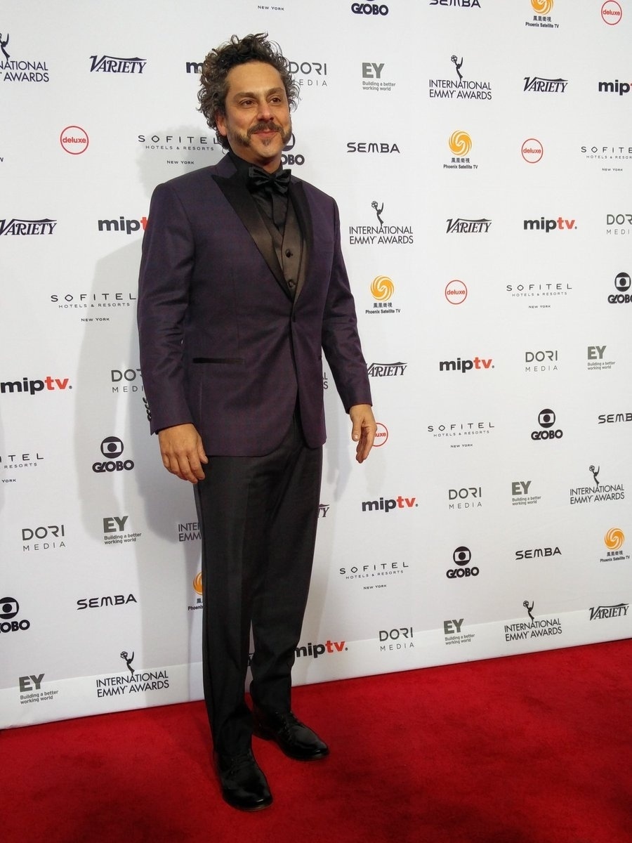 21.nov.2016 - Alexandre Nero posa para fotos no tapete vermelho do Emmy Internacional em Nova York - Divulgação/Emmy Internacional