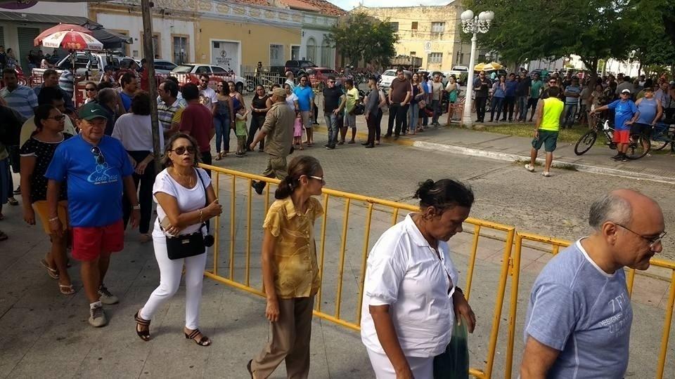 Amigos e familiares se despedem de Belchior no teatro São João, em sua cidade natal, em Sobral (CE) - Divulgação/Secult/Facebook