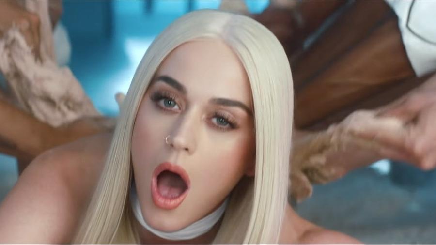 Katy Perry é "sovada" em clipe de "Bon Appétit" - Reprodução