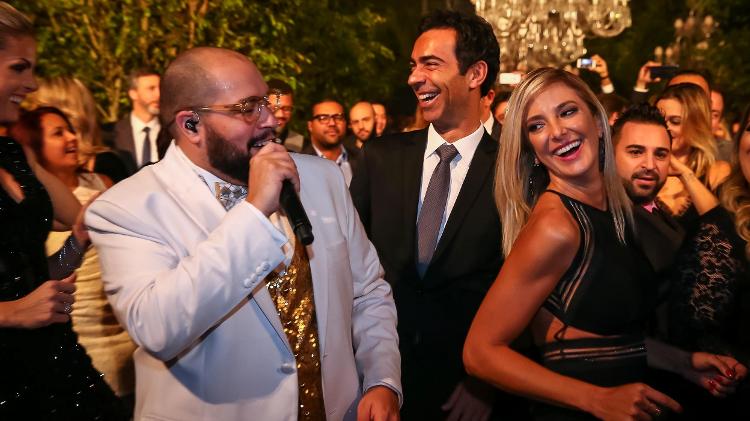 Tiago Abravanel diverte Ticiane e Tralli; ele coloca o casal para dançar em festa em SP - Raphael Castello/AgNews - Raphael Castello/AgNews